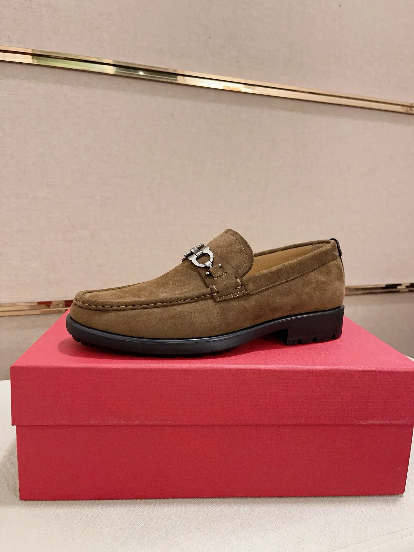 Men's shoes💰: 560💰 High version Ferragamo quality! 🆕🆕Exclusive hot-selling products in stock🔥🔥New products on the shelves, high-quality shoes, high-end driving shoes, with complete packaging! 💪 💪 Material: imported patented cowhide 🐂 + imported high-quality water-dyed cowhide lining + wear-resistant outsole 👍🏻👍🏻 Features: high-end and comfortable, purely handmade 🚀 🚀 Create the perfect shoes that suit you best 🔥 🔥 Size: (38-44) Can be customized 45 non-returnable!